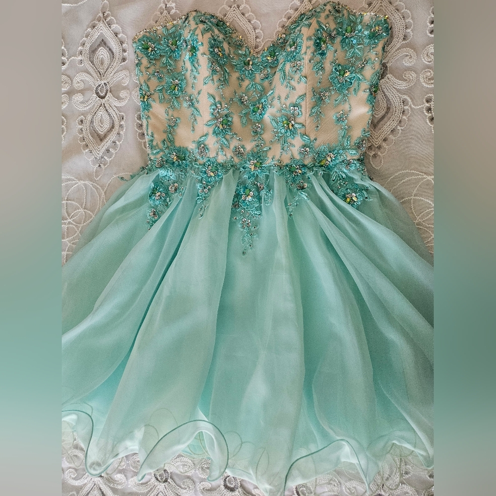 Dresses 👗 - Picture 2 of 7